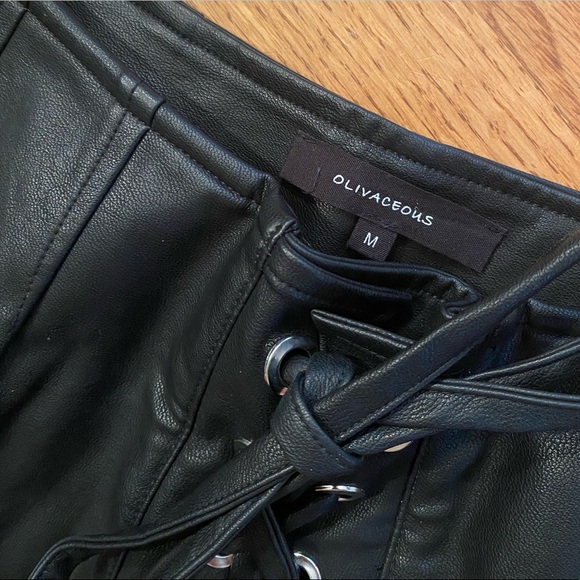 OLIVACEOUS Black Faux leather shorts. Size Medium. - Picture 3 of 4